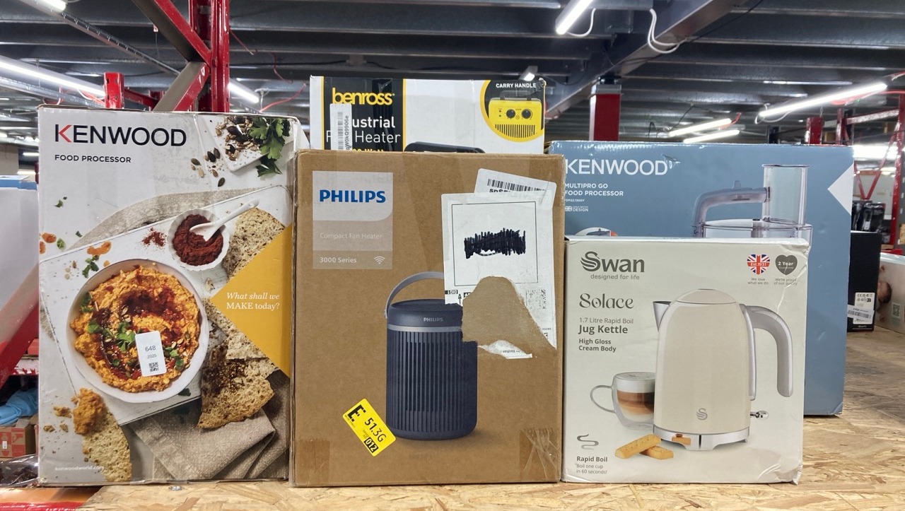 Lot 648  
            Edinburgh SR24 - Delivery Only 

                
QUANTITY OF KITCHEN & APPLIANCES ITEMS TO INCLUDE SWAN SK19026CRM SOLACE CORDLESS...