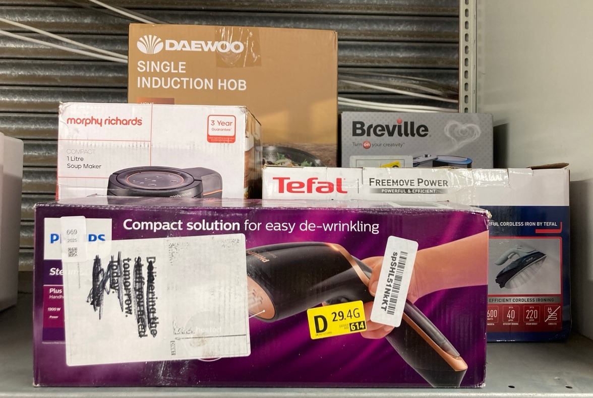 Lot 669  
            Edinburgh SR24 - Delivery Only 

                
QUANTITY OF KITCHEN & APPLIANCES ITEMS TO INCLUDE TEFAL POWER FV6672G0 CORDLESS S...