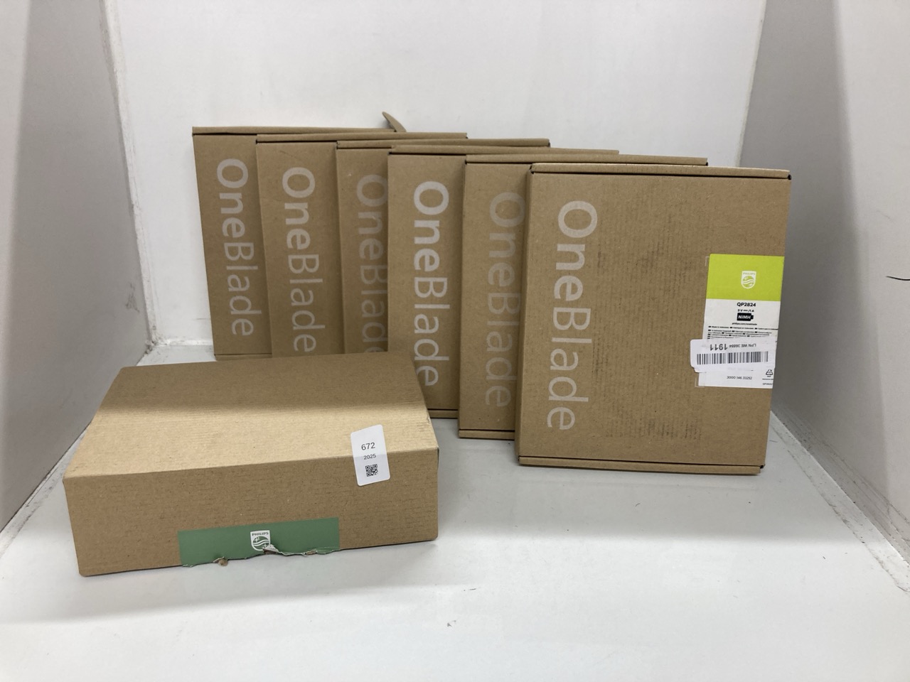 Lot 672  
            Edinburgh SR24 - Delivery Only 

                
QUANTITY OF HEALTH & BEAUTY ITEMS TO INCLUDE PHILIPS ONEBLADE HYBRID 360 BLADE TE...