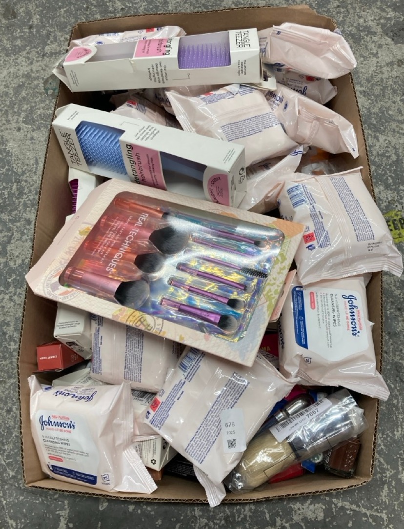 Lot 678  
            Edinburgh SR24 - Delivery Only 

                
QUANTITY OF HEALTH & BEAUTY ITEMS TO INCLUDE TANGLE TEEZER ULTIMATE DETANGLER HAI...