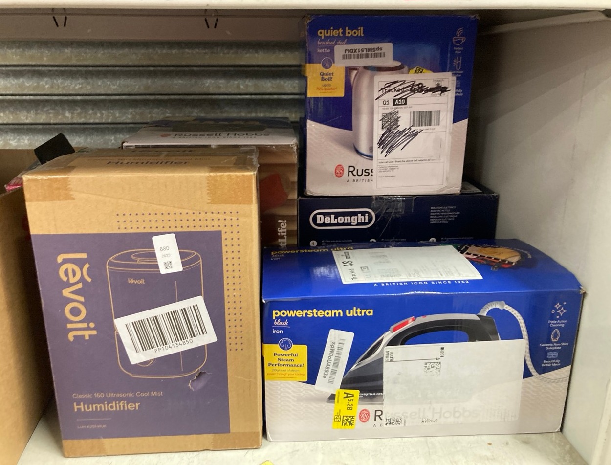 Lot 680  
            Edinburgh SR24 - Delivery Only 

                
QUANTITY OF KITCHEN & APPLIANCES ITEMS TO INCLUDE RUSSELL HOBBS STEAM IRON [3100W...