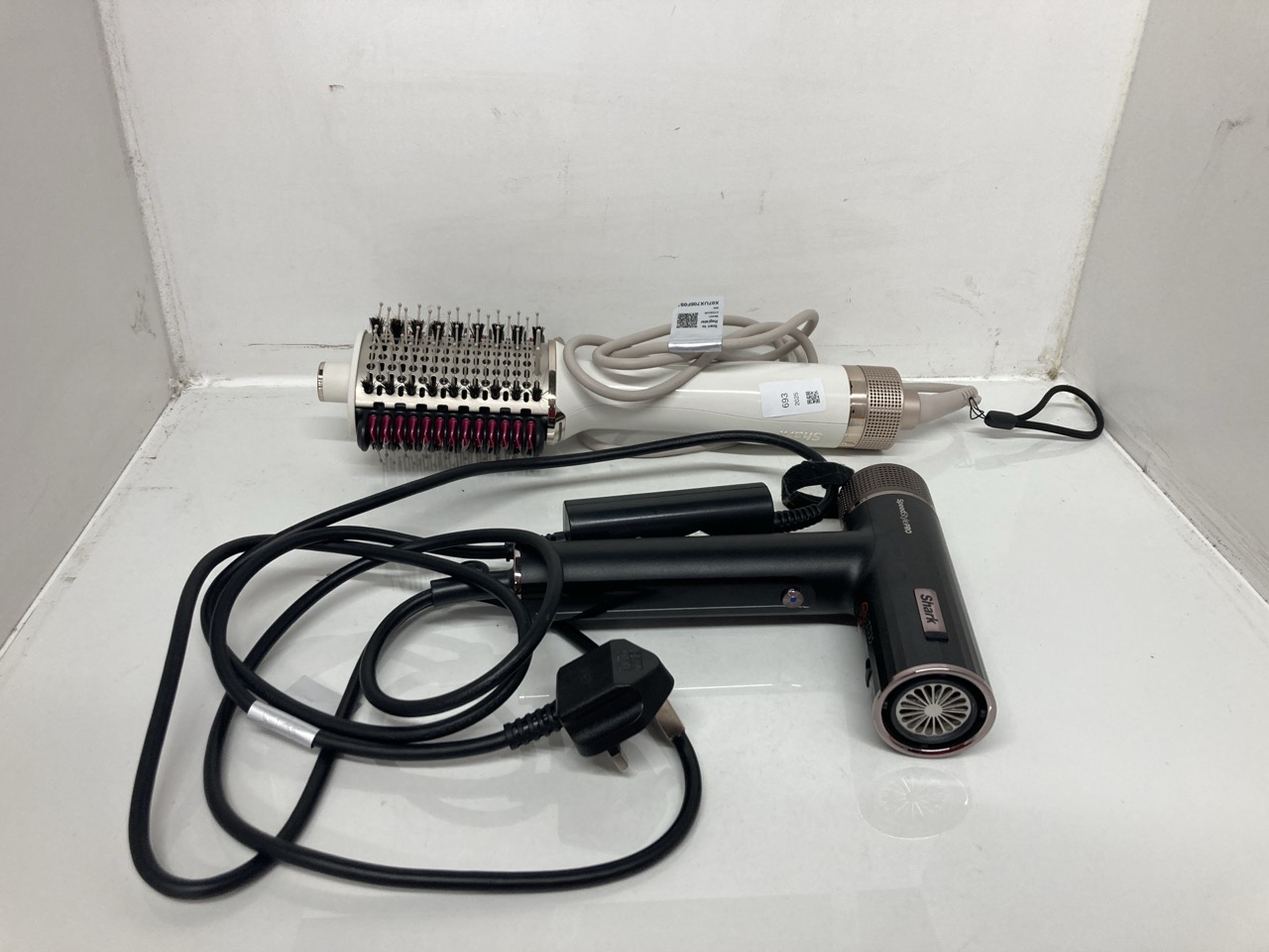 Lot 693  
            Edinburgh SR24 - Delivery Only 

                
SHARK SMOOTH STYLE HEATED COMB & BLOW DRYER BRUSH + SHARK SPEEDSTYLE PRO: LOCATIO...