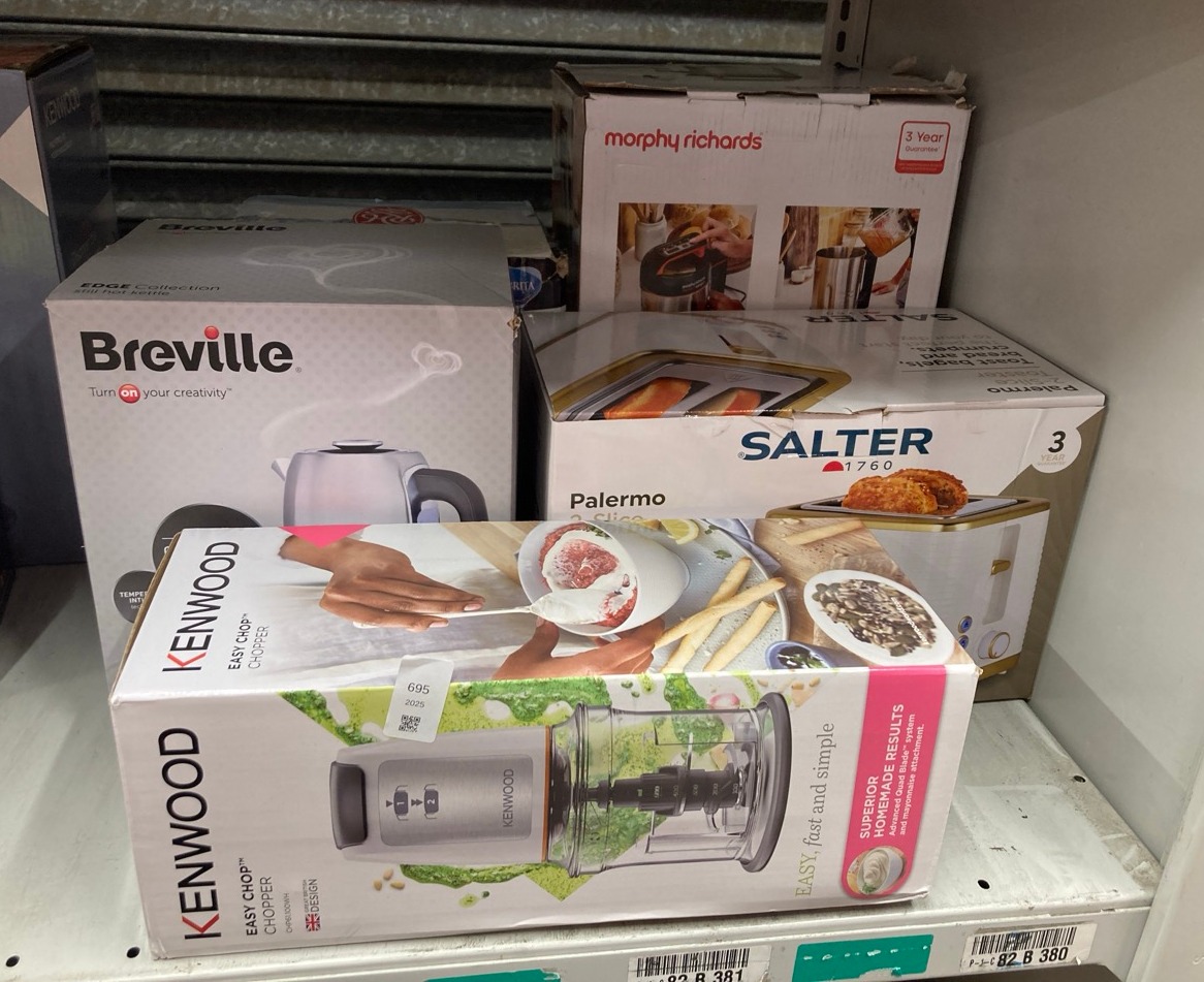 Lot 695  
            Edinburgh SR24 - Delivery Only 

                
QUANTITY OF KITCHEN & APPLIANCES ITEMS TO INCLUDE KENWOOD EASY CHOP CHOPPER, 0.5L...