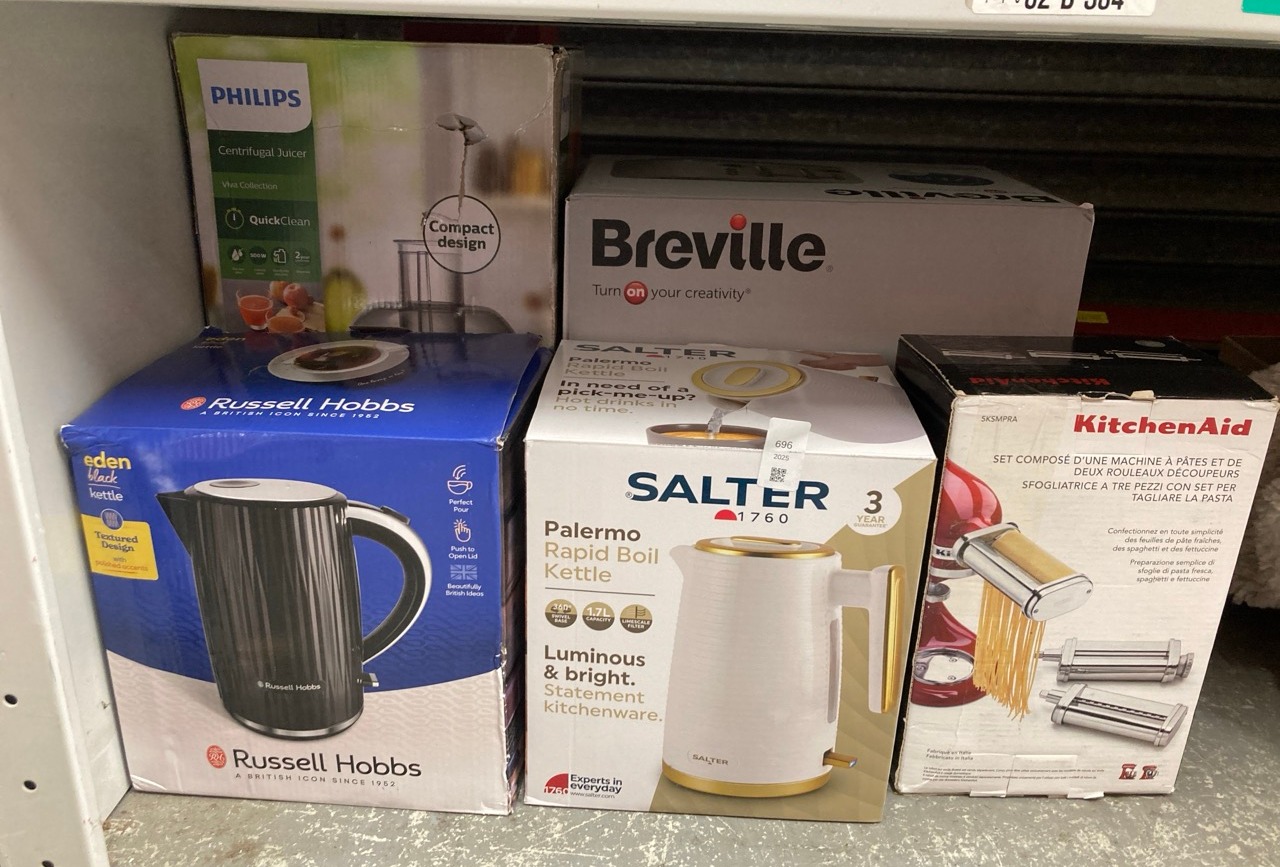 Lot 696  
            Edinburgh SR24 - Delivery Only 

                
QUANTITY OF KITCHEN & APPLIANCES ITEMS TO INCLUDE RUSSELL HOBBS ELECTRIC KETTLE (...