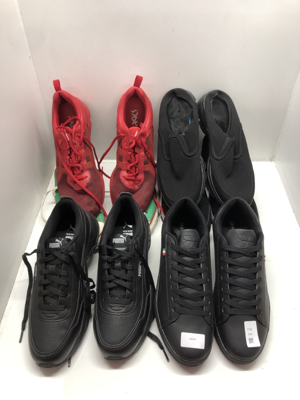 Lot 718  
            Edinburgh SR24 - Delivery Only 

                
QUANTITY OF FOOTWEAR TO INCLUDE PUMA BLACK TRAINERS UK SIZE 7.5 : LOCATION - G RACK