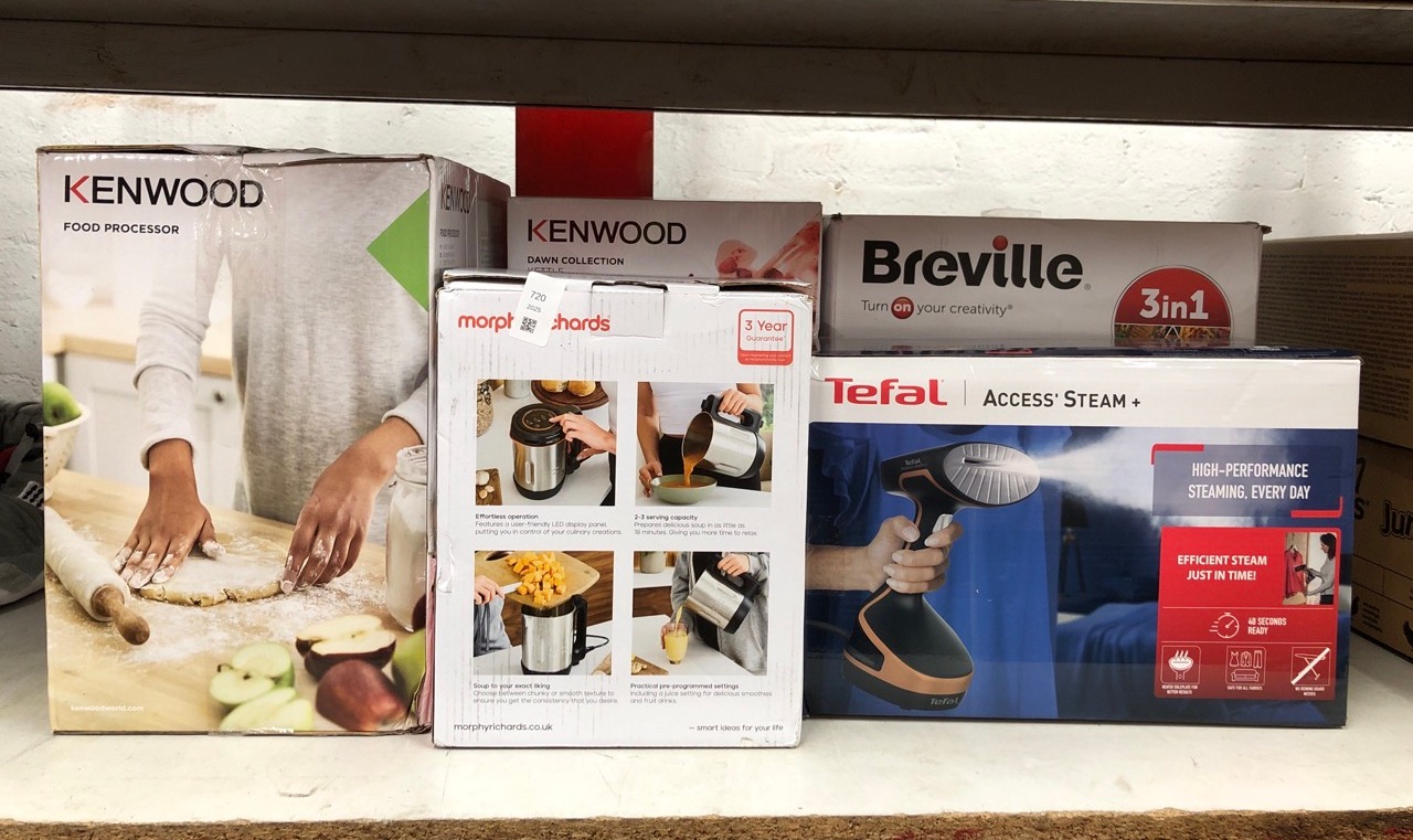 Lot 720  
            Edinburgh SR24 - Delivery Only 

                
QUANTITY OF KITCHEN & APPLIANCES ITEMS TO INCLUDE MORPHY RICHARDS COMPACT SOUP MA...