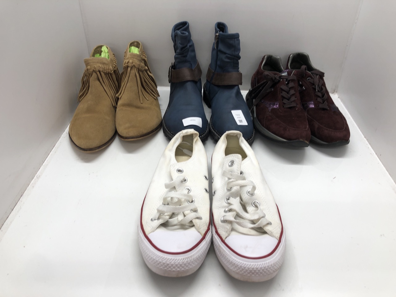 Lot 722  
            Edinburgh SR24 - Delivery Only 

                
QUANTITY OF FOOTWEAR TO INCLUDE BLUE BOOTS UK SIZE 5 : LOCATION - G RACK