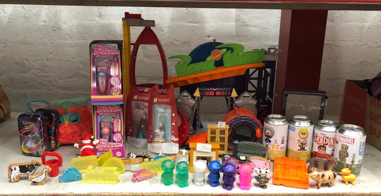 Lot 723  
            Edinburgh SR24 - Delivery Only 

                
QUANTITY OF TOYS GAMES ITEMS TO INCLUDE BARBIE LAND MINI BARBIE : LOCATION - G RACK