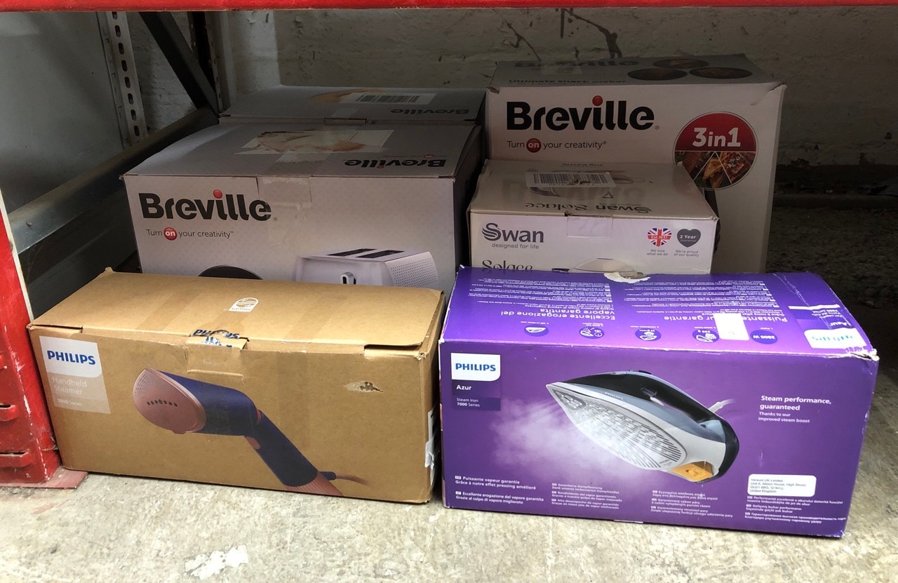 Lot 726  
            Edinburgh SR24 - Delivery Only 

                
QUANTITY OF KITCHEN & APPLIANCES ITEMS TO INCLUDE PHILIPS 5000 SERIES HANDHELD ST...