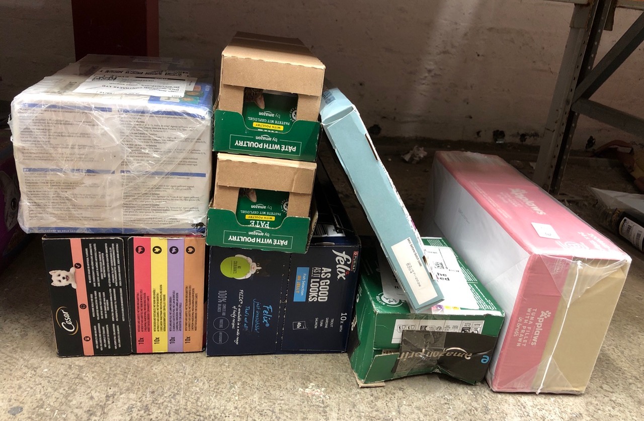 Lot 728  
            Edinburgh SR24 - Delivery Only 

                
QUANTITY OF PET PRODUCTS ITEMS TO INCLUDE APPLAWS 100% NATURAL WET CAT FOOD, TUNA...