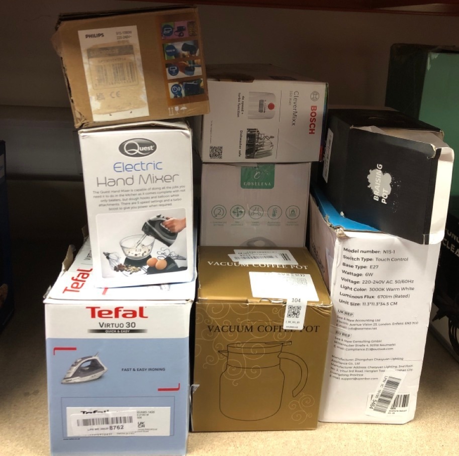 Lot 104  
            Edinburgh SR34 - Delivery Only 

                
QUANTITY OF KITCHEN & APPLIANCES ITEMS TO INCLUDE PHILIPS 3000 SERIES HANDHELD ST...