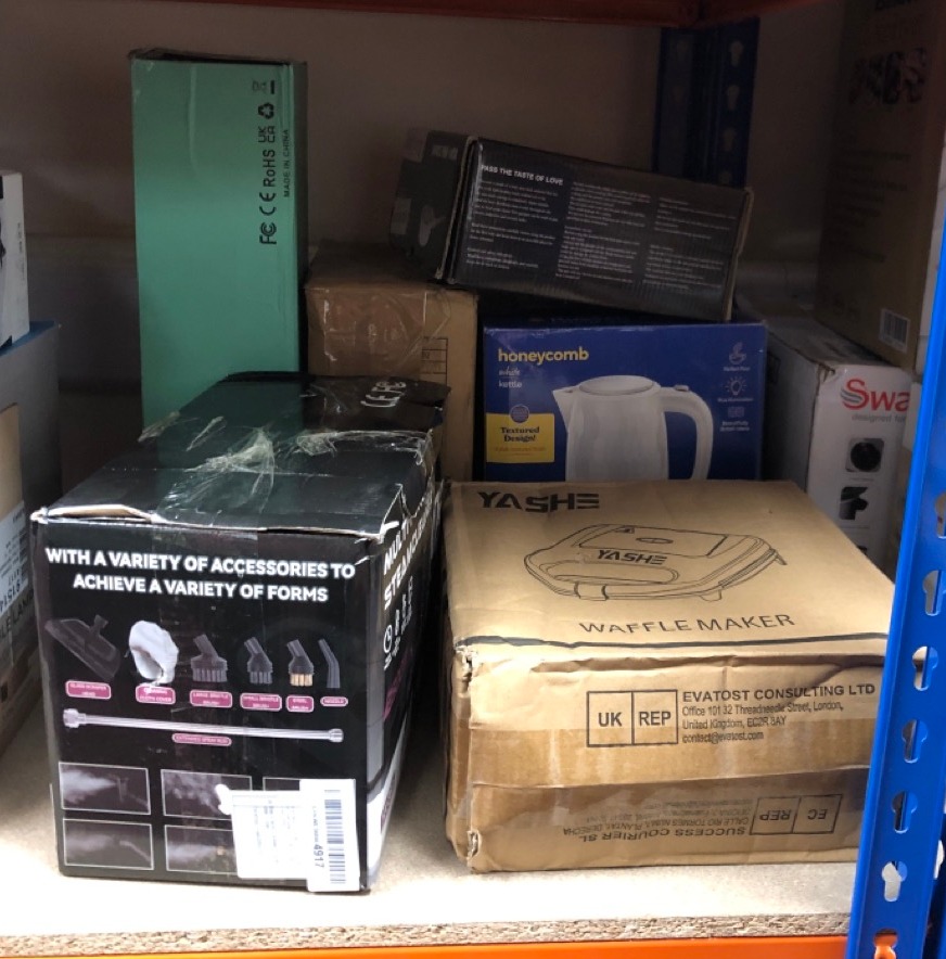Lot 105  
            Edinburgh SR34 - Delivery Only 

                
QUANTITY OF KITCHEN & APPLIANCES ITEMS TO INCLUDE RUSSELL HOBBS HONEYCOMB ELECTRI...