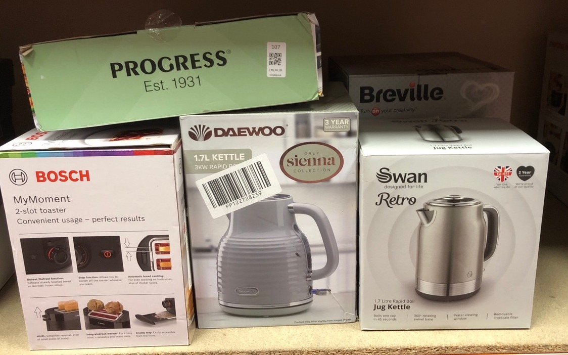 Lot 107  
            Edinburgh SR34 - Delivery Only 

                
QUANTITY OF KITCHEN & APPLIANCES ITEMS TO INCLUDE SWAN SK19025SS RETRO JUG KETTLE...