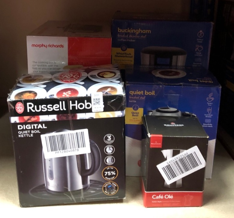 Lot 108  
            Edinburgh SR34 - Delivery Only 

                
QUANTITY OF KITCHEN & APPLIANCES ITEMS TO INCLUDE RUSSELL HOBBS ELECTRIC KETTLE (...