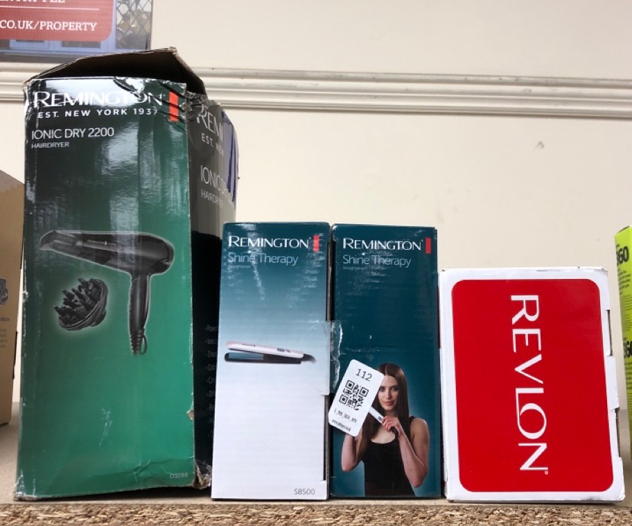 Lot 112  
            Edinburgh SR34 - Delivery Only 

                
QUANTITY OF HEALTH & BEAUTY ITEMS TO INCLUDE REVLON SALON ONE-STEP HAIR DRYER & V...