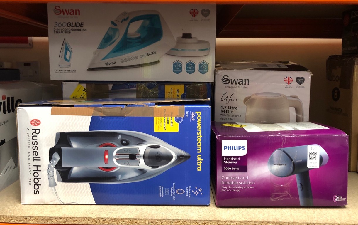 Lot 114  
            Edinburgh SR34 - Delivery Only 

                
QUANTITY OF KITCHEN & APPLIANCES ITEMS TO INCLUDE PHILIPS 3000 SERIES HANDHELD ST...