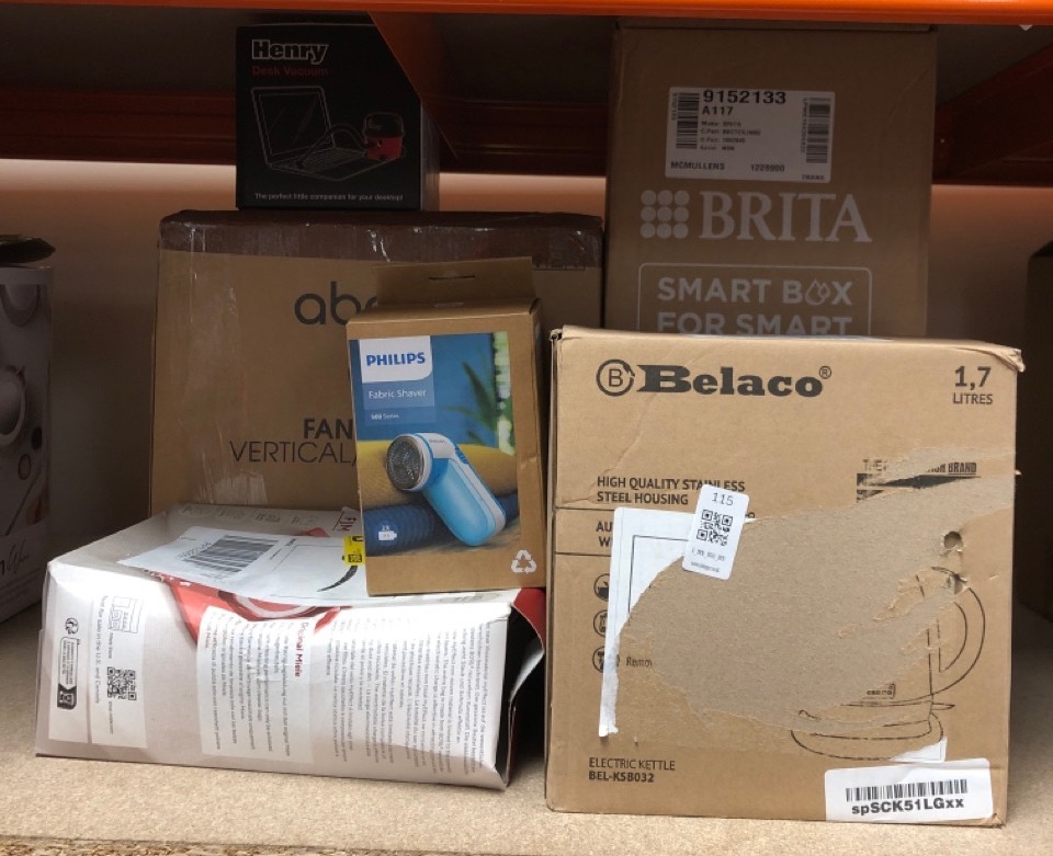 Lot 115  
            Edinburgh SR34 - Delivery Only 

                
QUANTITY OF KITCHEN & APPLIANCES ITEMS TO INCLUDE PHILIPS GC026/00 DIFFERENT FABR...