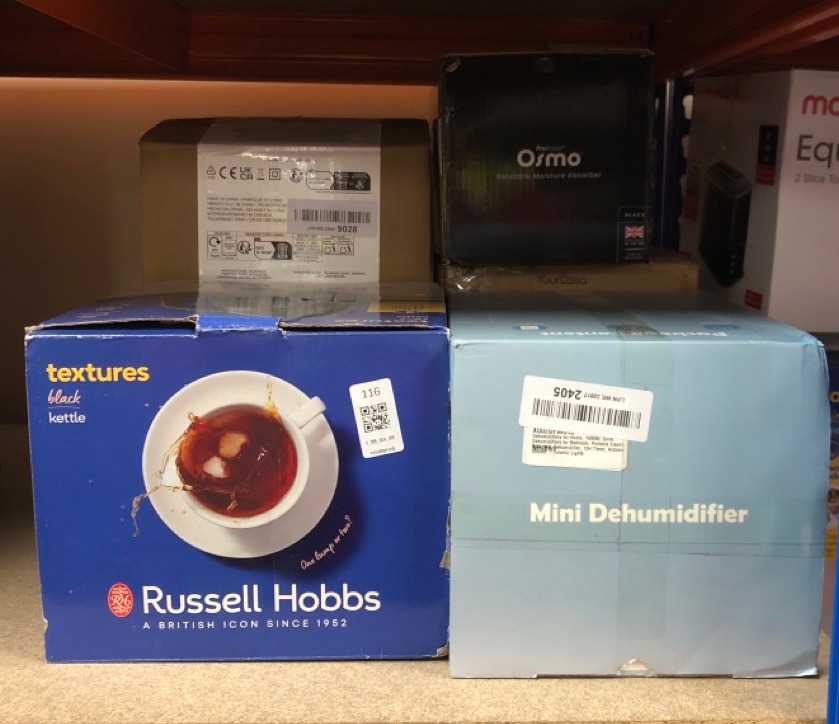 Lot 116  
            Edinburgh SR34 - Delivery Only 

                
QUANTITY OF KITCHEN & APPLIANCES ITEMS TO INCLUDE RUSSELL HOBBS TEXTURES ELECTRIC...