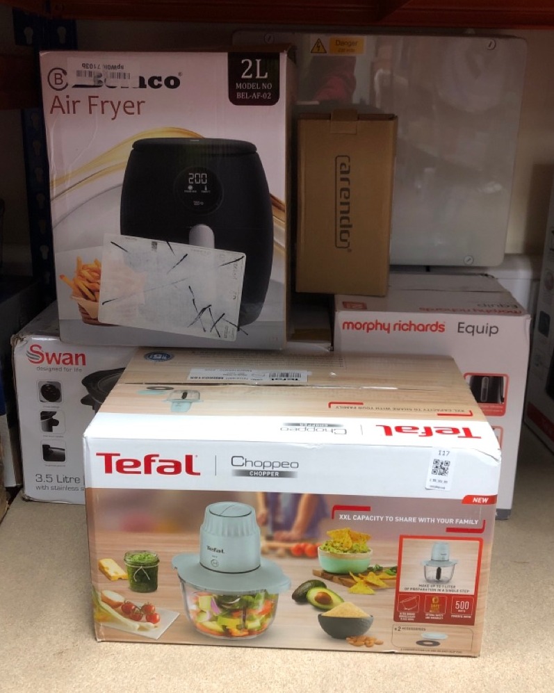 Lot 117  
            Edinburgh SR34 - Delivery Only 

                
QUANTITY OF KITCHEN & APPLIANCES ITEMS TO INCLUDE TEFAL XXL ELECTRIC CHOPPER, 2L ...