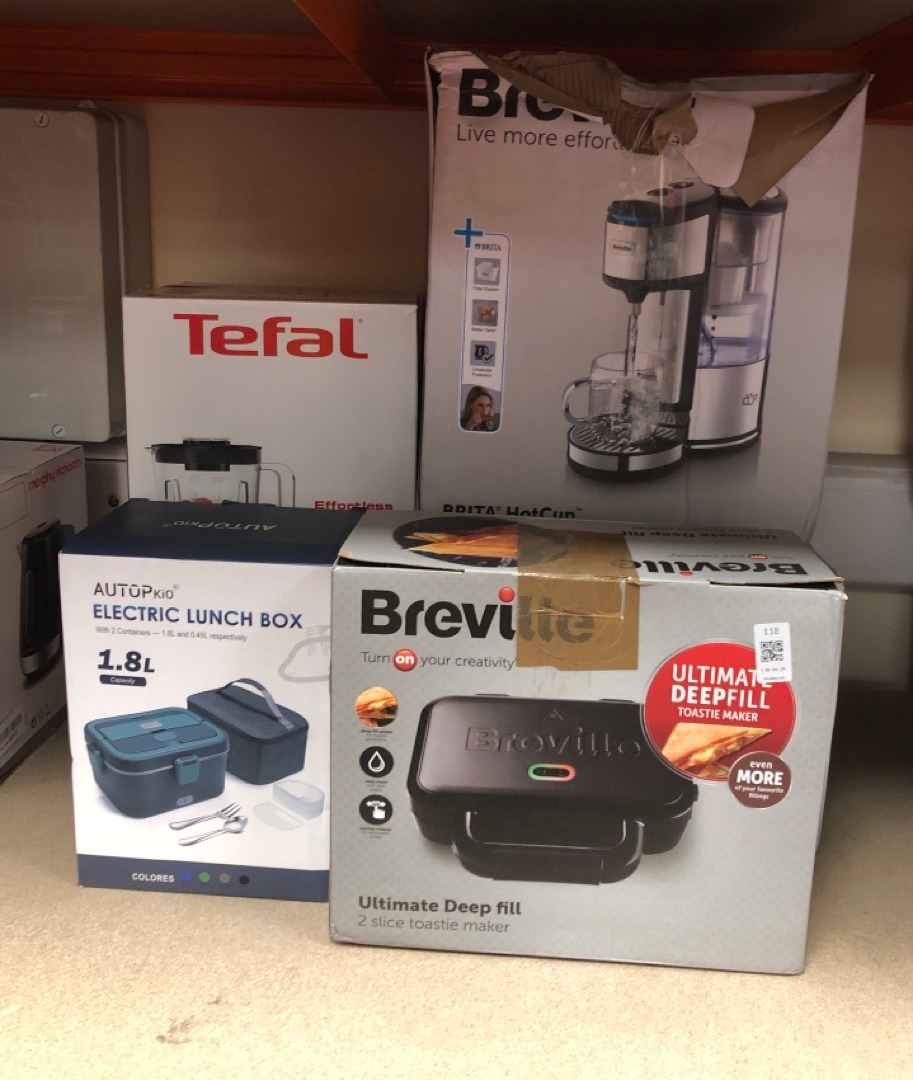 Lot 118  
            Edinburgh SR34 - Delivery Only 

                
QUANTITY OF KITCHEN & APPLIANCES ITEMS TO INCLUDE BREVILLE ULTIMATE DEEP FILL TOA...