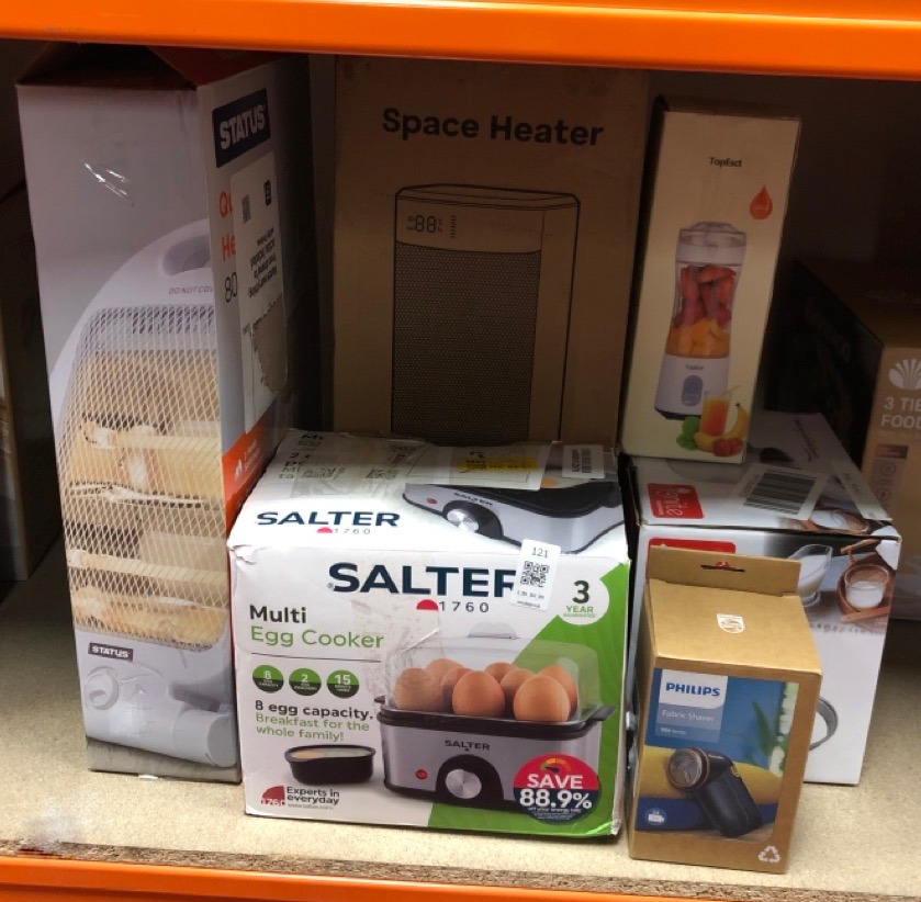 Lot 121  
            Edinburgh SR34 - Delivery Only 

                
QUANTITY OF KITCHEN & APPLIANCES ITEMS TO INCLUDE PHILIPS FABRIC SHAVER: LOCATION...