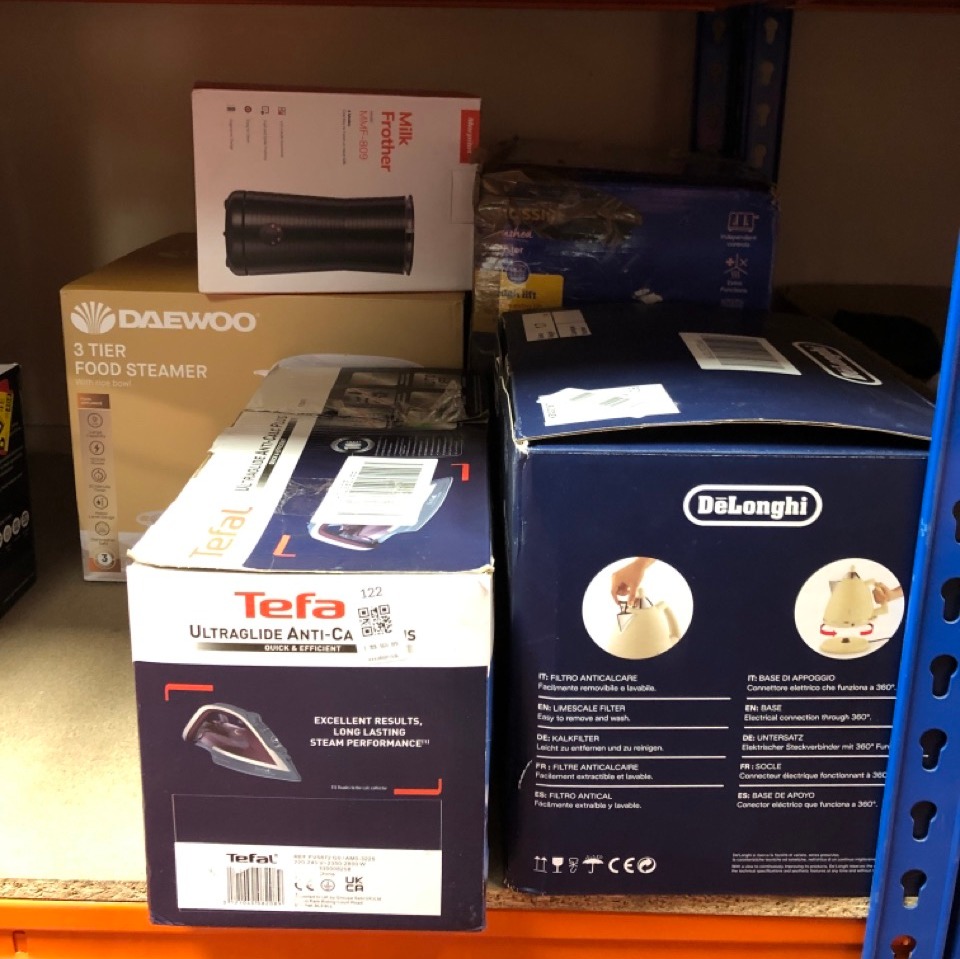 Lot 122  
            Edinburgh SR34 - Delivery Only 

                
QUANTITY OF KITCHEN & APPLIANCES ITEMS TO INCLUDE TEFAL ULTRAGLIDE STEAM IRON, 21...