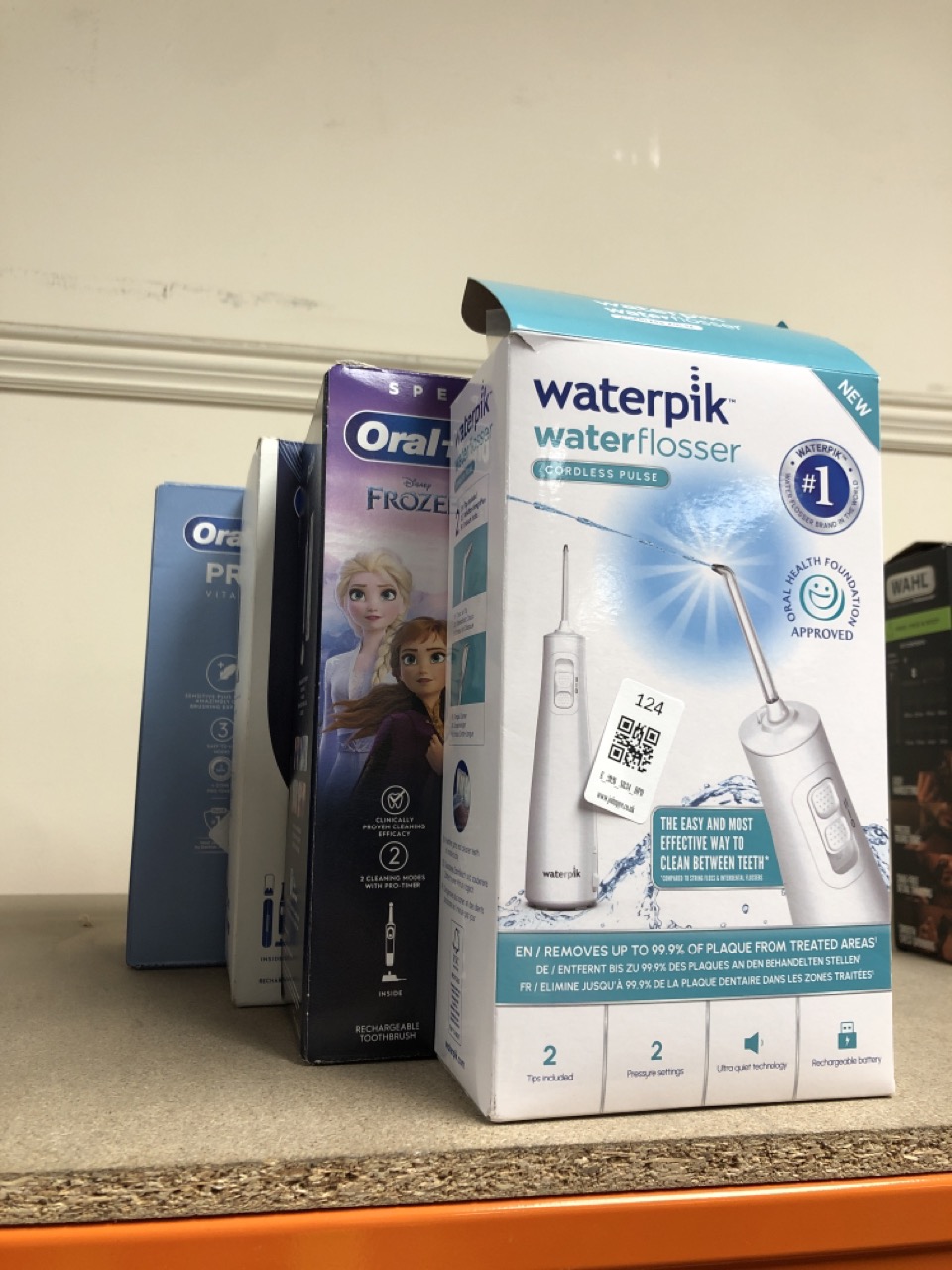 Lot 124  
            Edinburgh SR34 - Delivery Only 

                
QUANTITY OF HEALTH & BEAUTY ITEMS TO INCLUDE WATERPIK PULSE WATER FLOSSER CORDLES...