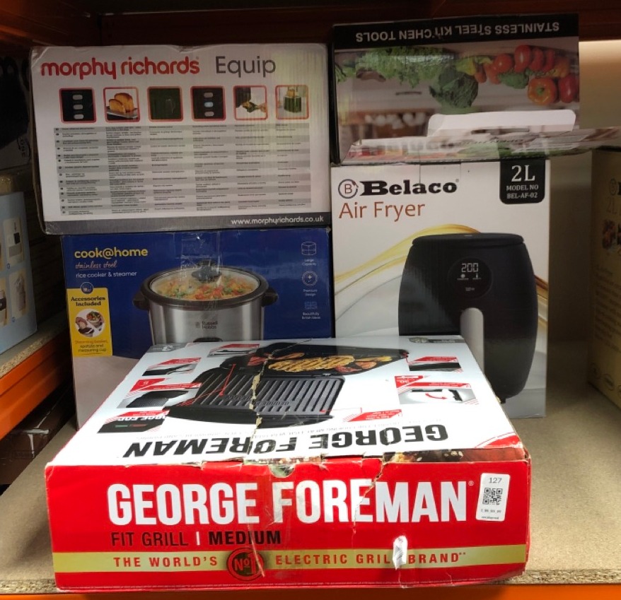 Lot 127  
            Edinburgh SR34 - Delivery Only 

                
QUANTITY OF KITCHEN & APPLIANCES ITEMS TO INCLUDE MORPHY RICHARDS EQUIP 2 SLICE T...