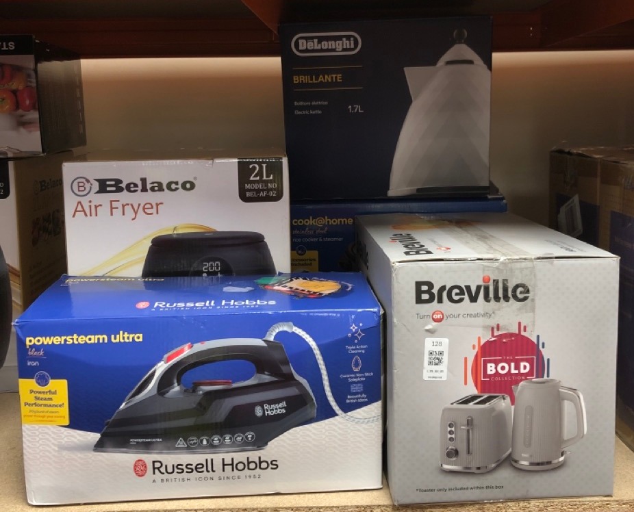 Lot 128  
            Edinburgh SR34 - Delivery Only 

                
QUANTITY OF KITCHEN & APPLIANCES ITEMS TO INCLUDE RUSSELL HOBBS STEAM IRON [3100W...