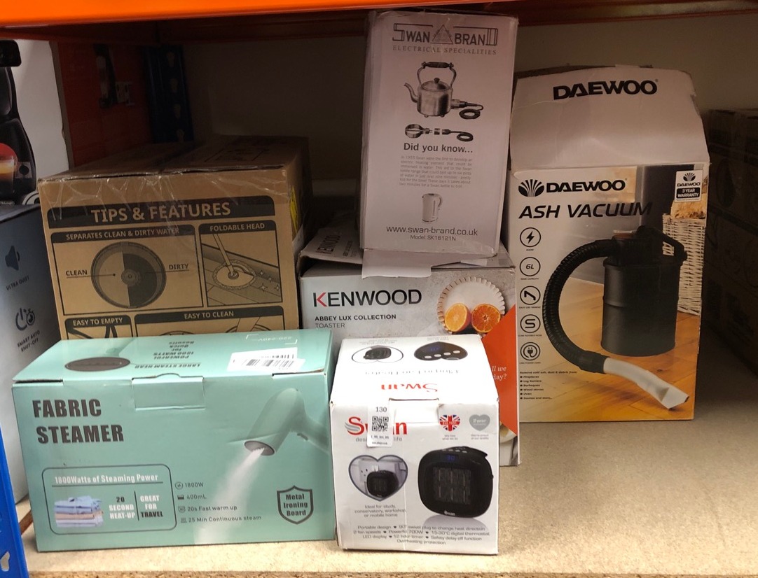 Lot 130  
            Edinburgh SR34 - Delivery Only 

                
QUANTITY OF KITCHEN & APPLIANCES ITEMS TO INCLUDE SWAN SH27010N PLUG-IN FAN HEATE...