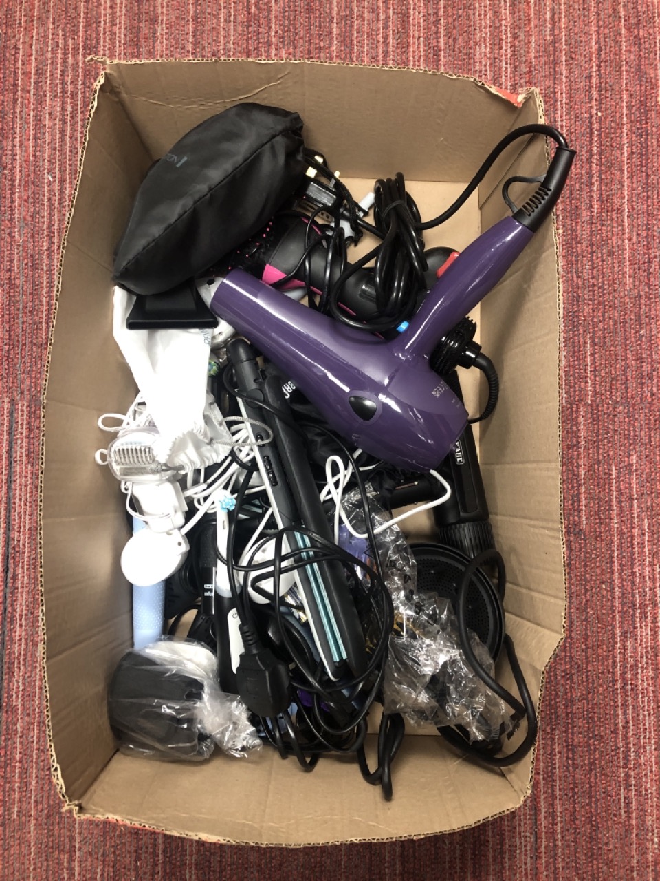 Lot 132  
            Edinburgh SR34 - Delivery Only 

                
QUANTITY OF HEALTH & BEAUTY ITEMS TO INCLUDE REVLON SALON ONE-STEP HAIR DRYER & V...