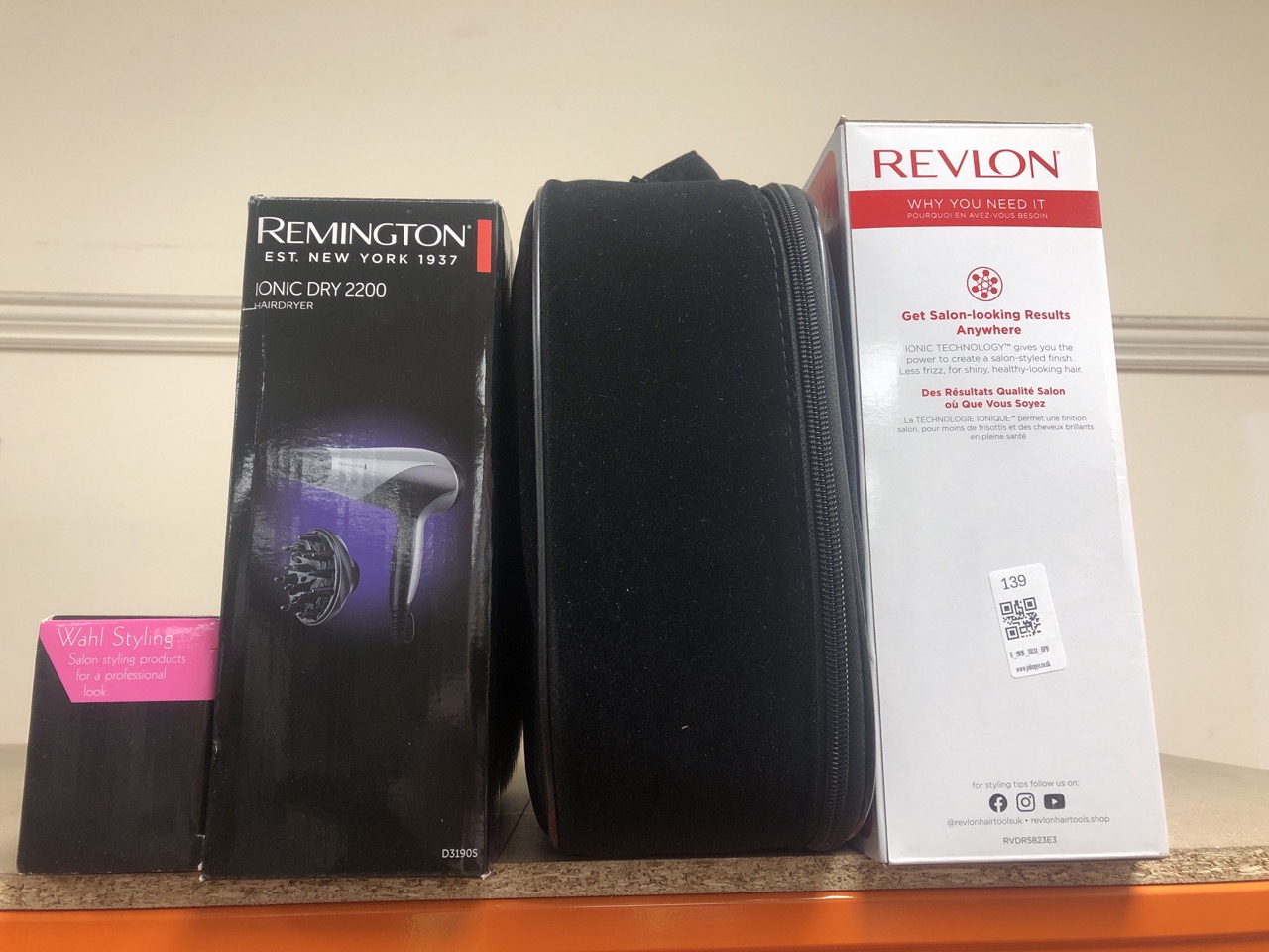 Lot 139  
            Edinburgh SR34 - Delivery Only 

                
QUANTITY OF HEALTH & BEAUTY ITEMS TO INCLUDE WAHL HOT BRUSH, BARREL HOT HAIRBRUSH...