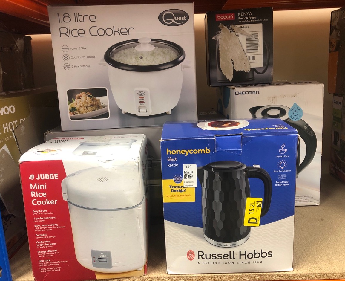 Lot 140  
            Edinburgh SR34 - Delivery Only 

                
QUANTITY OF KITCHEN & APPLIANCES ITEMS TO INCLUDE RUSSELL HOBBS HONEYCOMB ELECTRI...