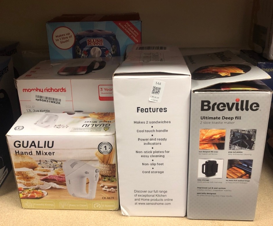 Lot 144  
            Edinburgh SR34 - Delivery Only 

                
QUANTITY OF KITCHEN & APPLIANCES ITEMS TO INCLUDE BREVILLE ULTIMATE DEEP FILL TOA...