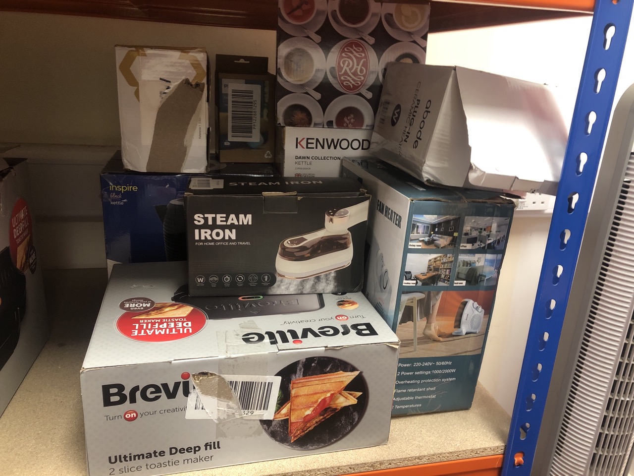 Lot 145  
            Edinburgh SR34 - Delivery Only 

                
QUANTITY OF KITCHEN & APPLIANCES ITEMS TO INCLUDE BREVILLE ULTIMATE DEEP FILL TOA...