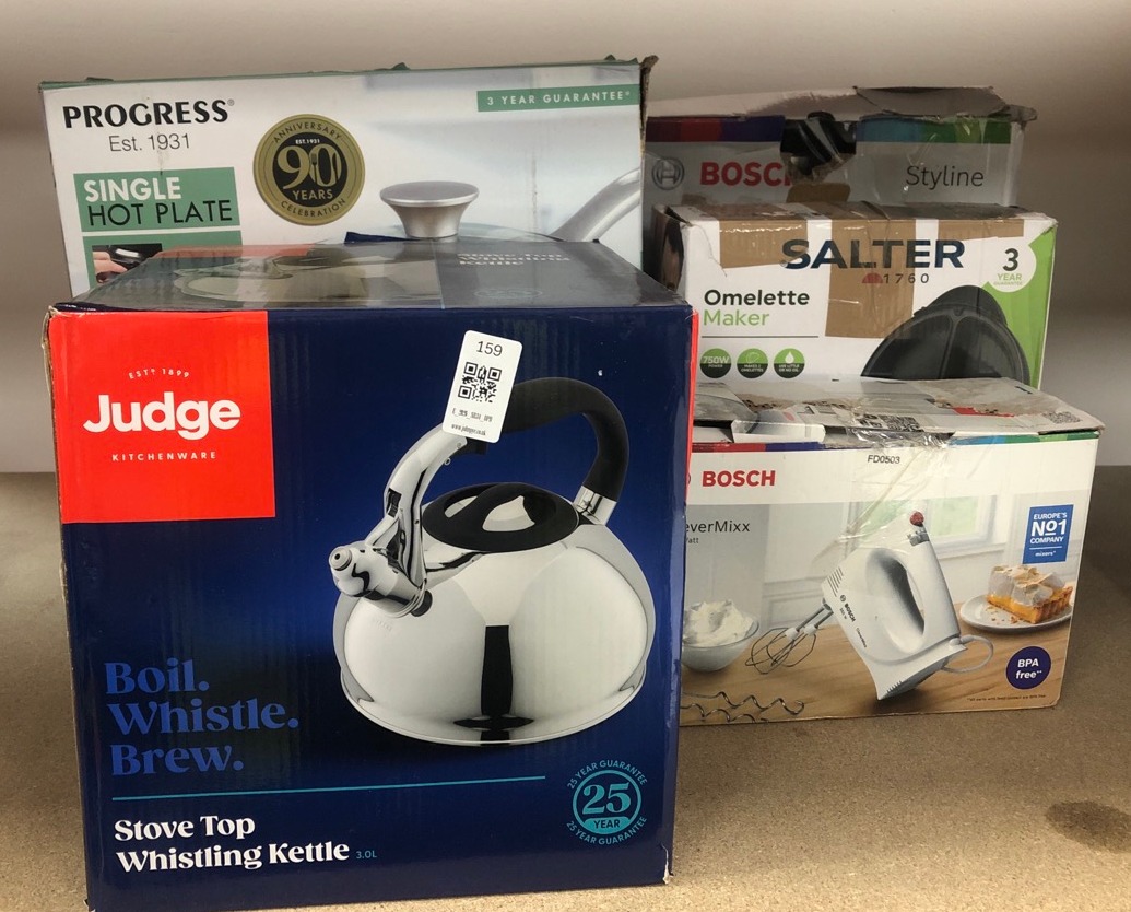 Lot 159  
            Edinburgh SR34 - Delivery Only 

                
QUANTITY OF KITCHEN & APPLIANCES ITEMS TO INCLUDE BOSCH CLEVERMIXX MFQ3030GB HAND...