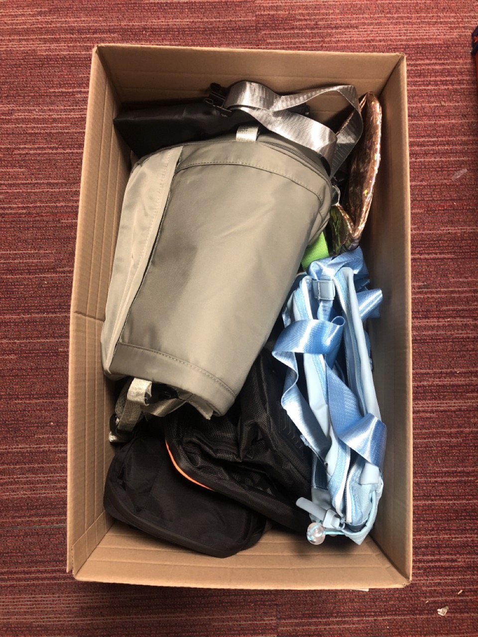 Lot 161  
            Edinburgh SR34 - Delivery Only 

                
QUANTITY OF CLOTHING & APPAREL ITEMS TO INCLUDE PINK SPARKLY BUM BAG :: LOCATION - A