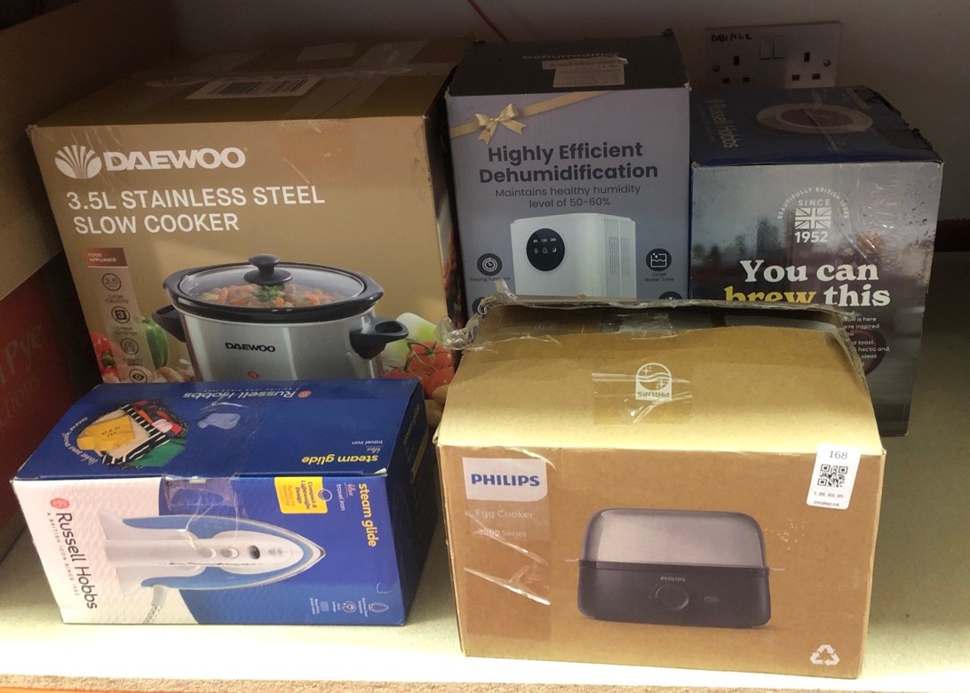 Lot 168  
            Edinburgh SR34 - Delivery Only 

                
QUANTITY OF KITCHEN & APPLIANCES ITEMS TO INCLUDE RUSSELL HOBBS DUAL VOLTAGE STEA...