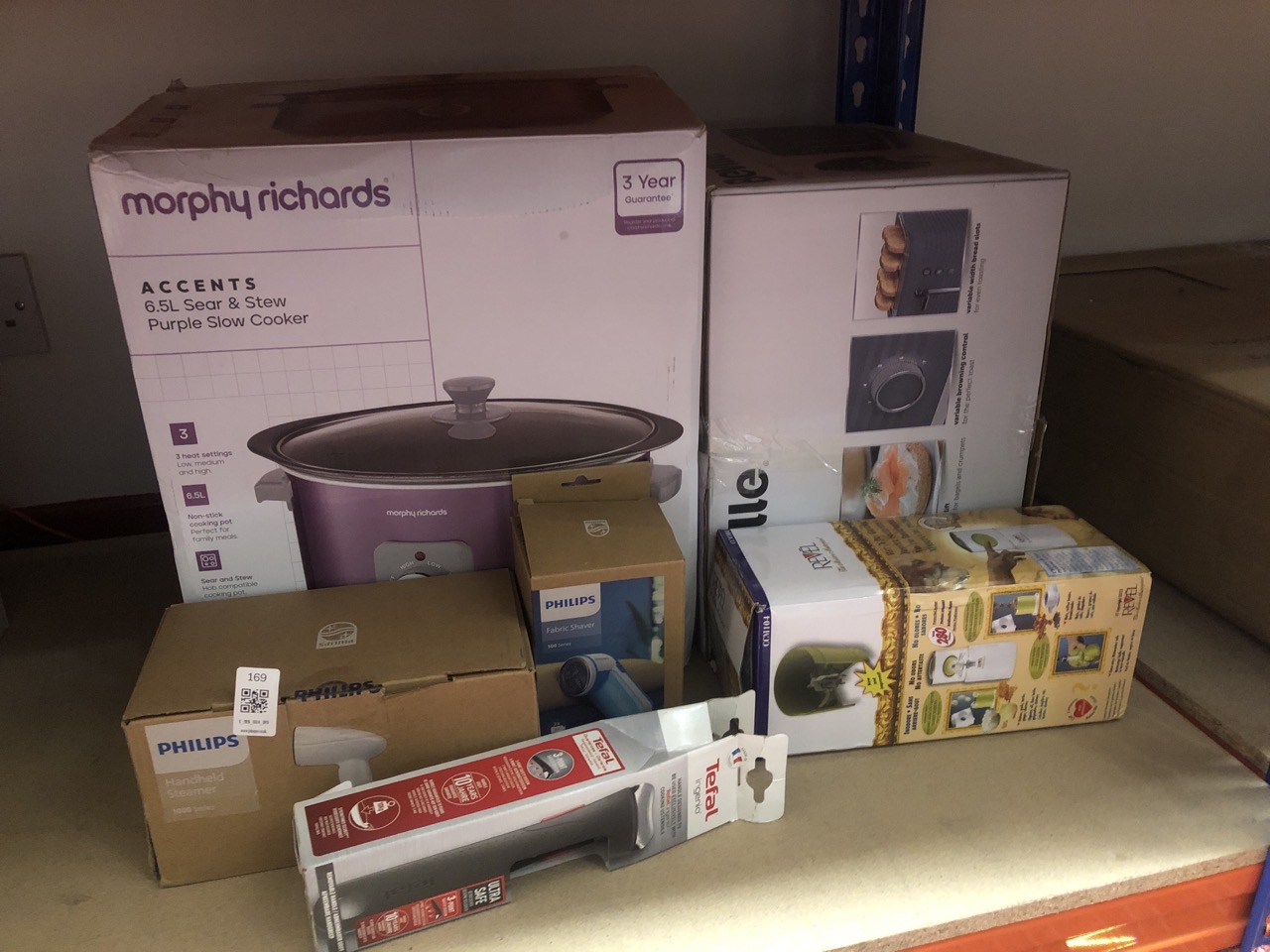 Lot 169  
            Edinburgh SR34 - Delivery Only 

                
QUANTITY OF HEALTH & BEAUTY ITEMS TO INCLUDE REVEL CCM104 WET N DRY GRINDER, WHIT...