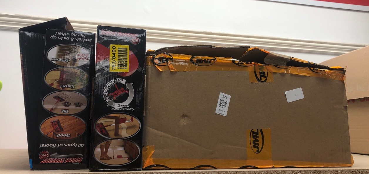 Lot 171  
            Edinburgh SR34 - Delivery Only 

                
QUANTITY OF KITCHEN & APPLIANCES ITEMS TO INCLUDE CORDLESS VACUUM CLEANER - SWIVE...