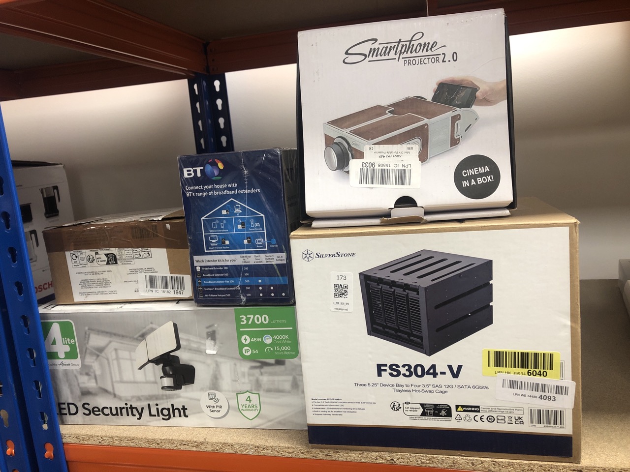 Lot 173  
            Edinburgh SR34 - Delivery Only 

                
QUANTITY OF TECH & GAMING ITEMS TO INCLUDE BT BROADBAND EXTENDER FLEX 500 :: LOCA...
