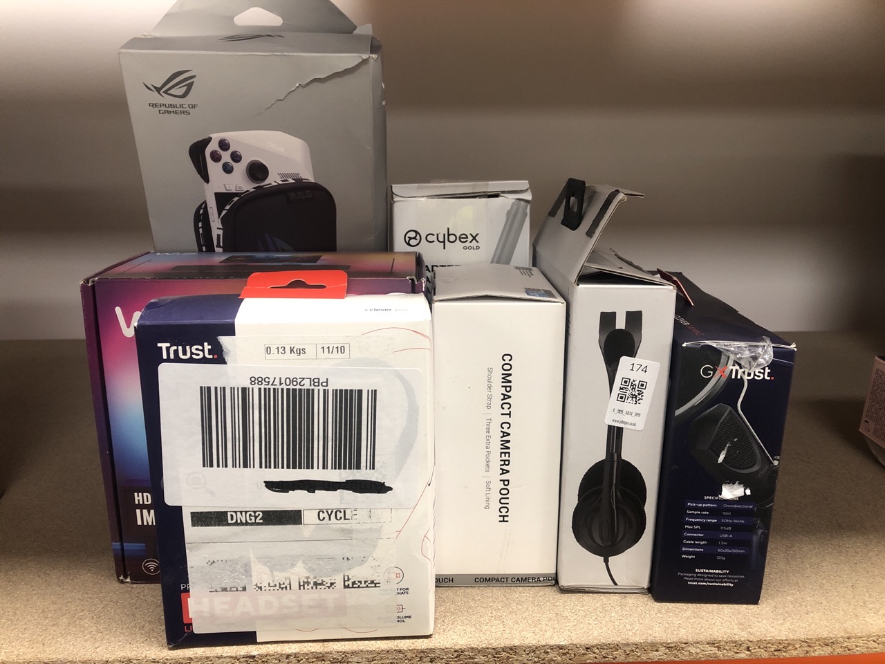 Lot 174  
            Edinburgh SR34 - Delivery Only 

                
QUANTITY OF TECH & GAMING ITEMS TO INCLUDE TRUST PRIMO CHAT ON EAR WIRED HEADSET ...
