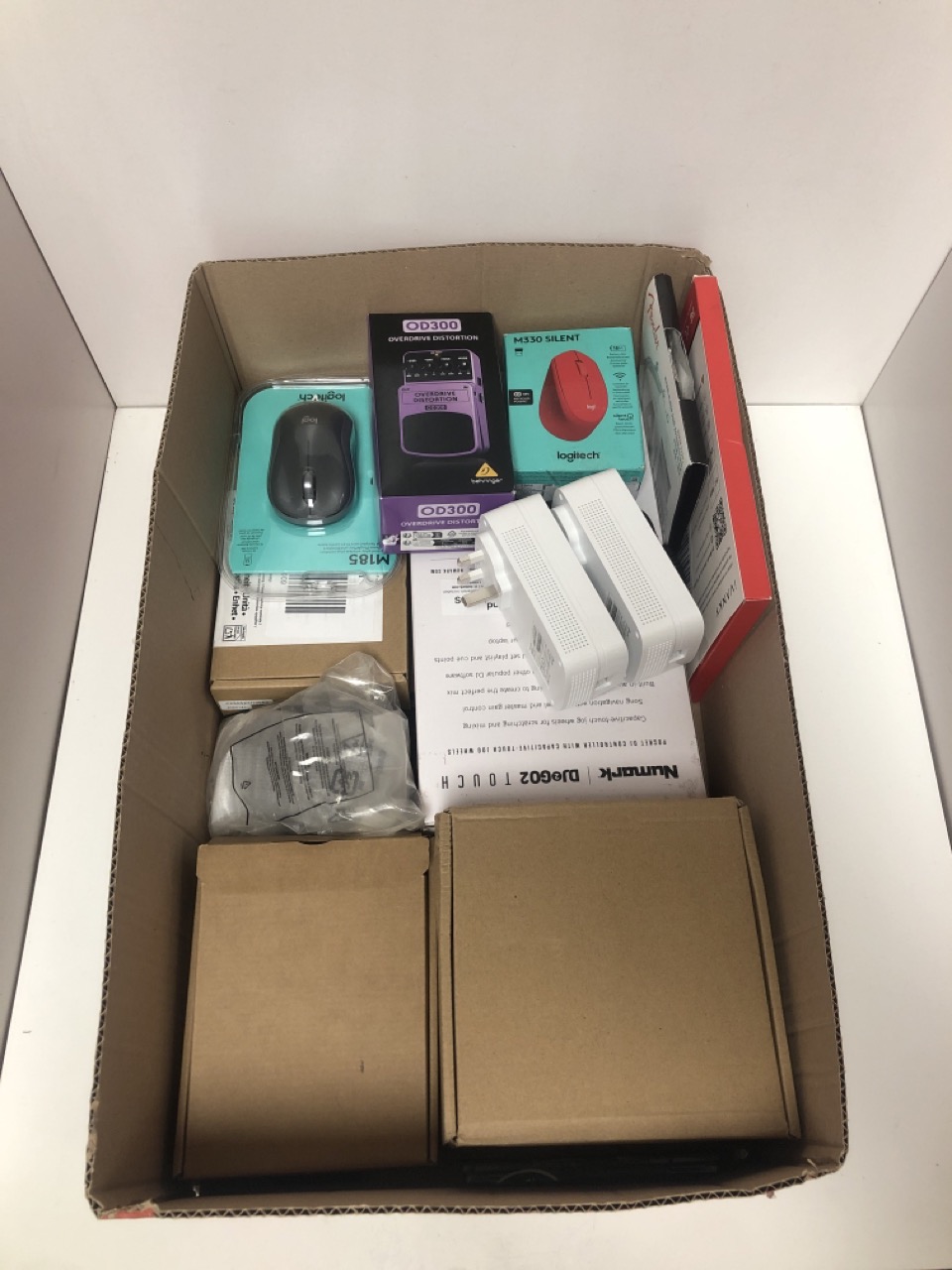 Lot 181  
            Edinburgh SR34 - Delivery Only 

                
QUANTITY OF TECH & GAMING ITEMS TO INCLUDE BEHRINGER OD300 OVERDRIVE DISTORTION P...