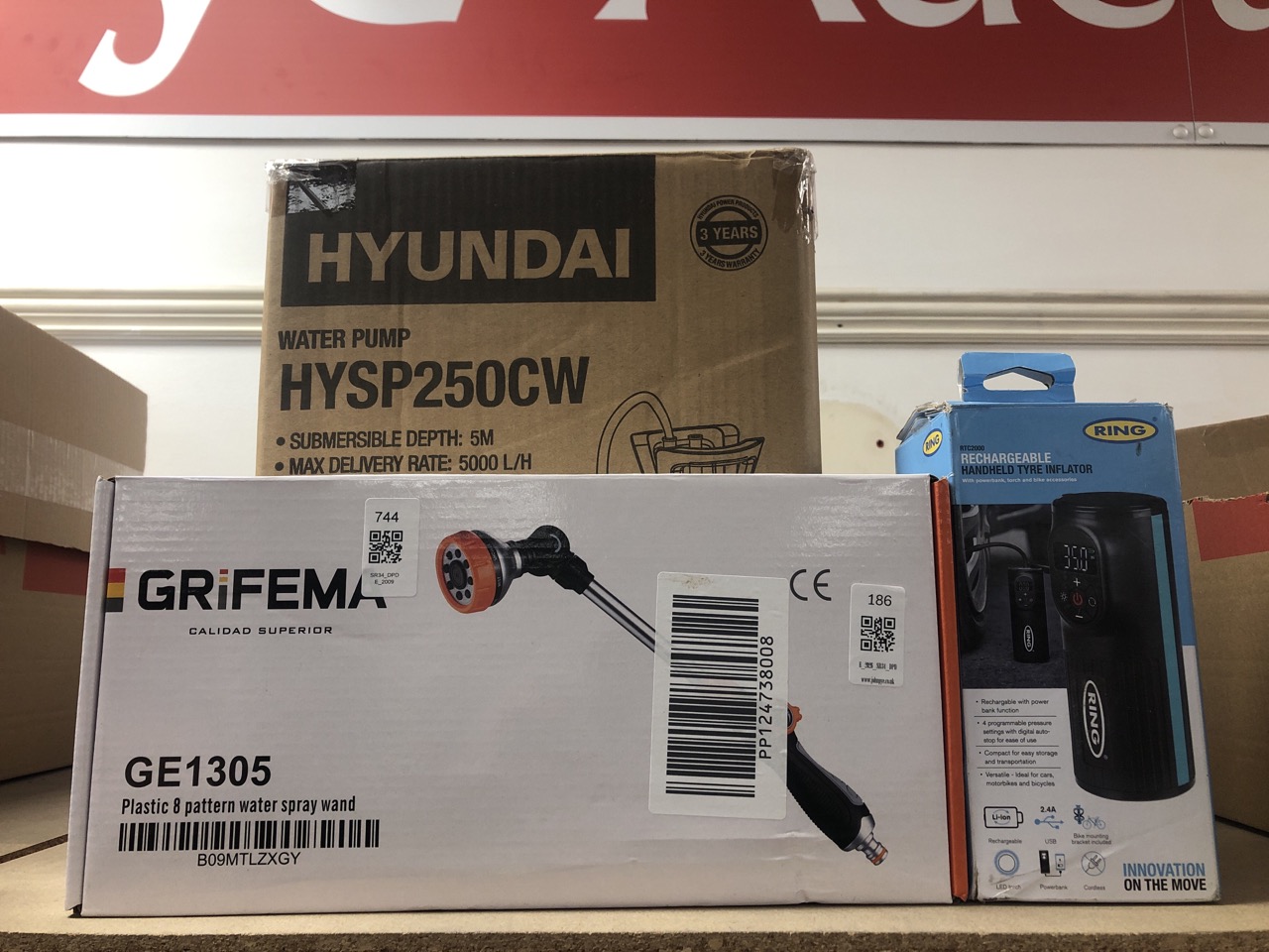 Lot 186  
            Edinburgh SR34 - Delivery Only 

                
QUANTITY OF VEHICLES ACCESSORIES ITEMS TO INCLUDE GRIFEMA GE1305 WATERING LANCE::...