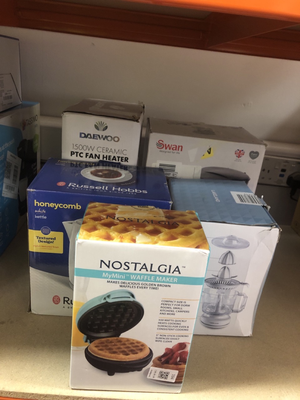 Lot 194  
            Edinburgh SR34 - Delivery Only 

                
QUANTITY OF KITCHEN & APPLIANCES ITEMS TO INCLUDE NOSTALGIA MWF5AQ MYMINI PERSONA...