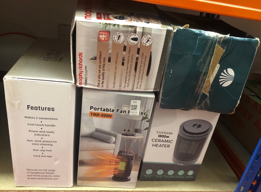 Lot 198  
            Edinburgh SR34 - Delivery Only 

                
QUANTITY OF KITCHEN & APPLIANCES ITEMS TO INCLUDE MORPHY RICHARDS TURBOSTEAM PRO ...