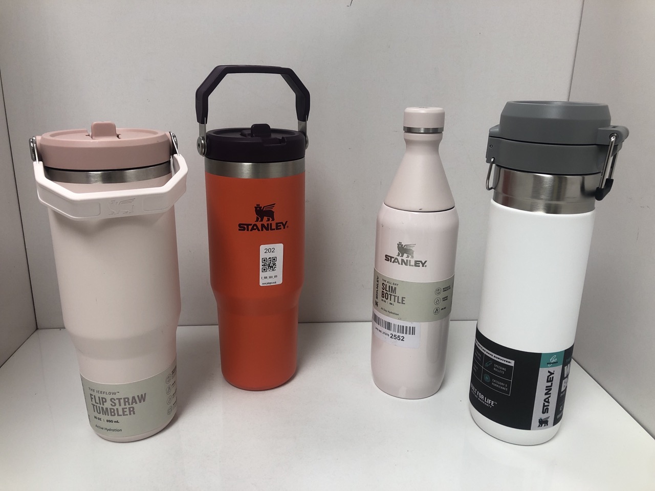 Lot 202  
            Edinburgh SR34 - Delivery Only 

                
QUANTITY OF ITEMS TO INCLUDE STANLEY QUICK FLIP STAINLESS STEEL WATER BOTTLE 0.71...