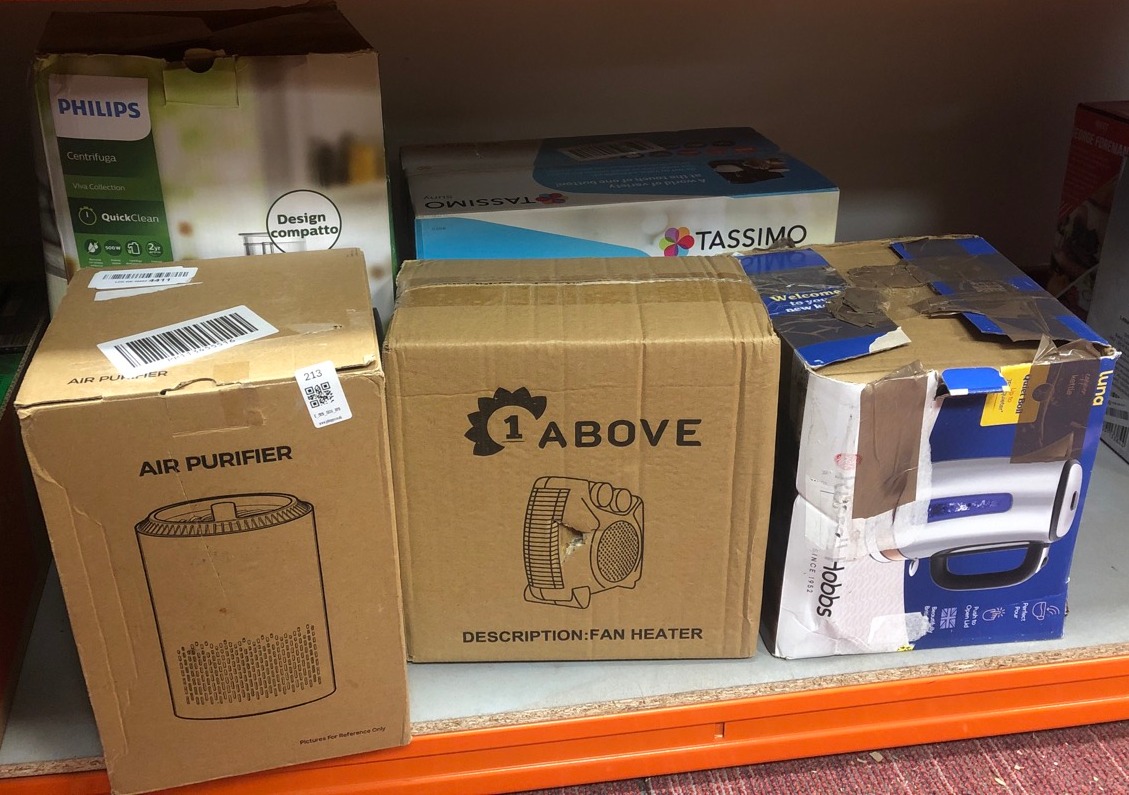 Lot 213  
            Edinburgh SR34 - Delivery Only 

                
QUANTITY OF KITCHEN & APPLIANCES ITEMS TO INCLUDE RUSSELL HOBBS LUNA STAINLESS ST...