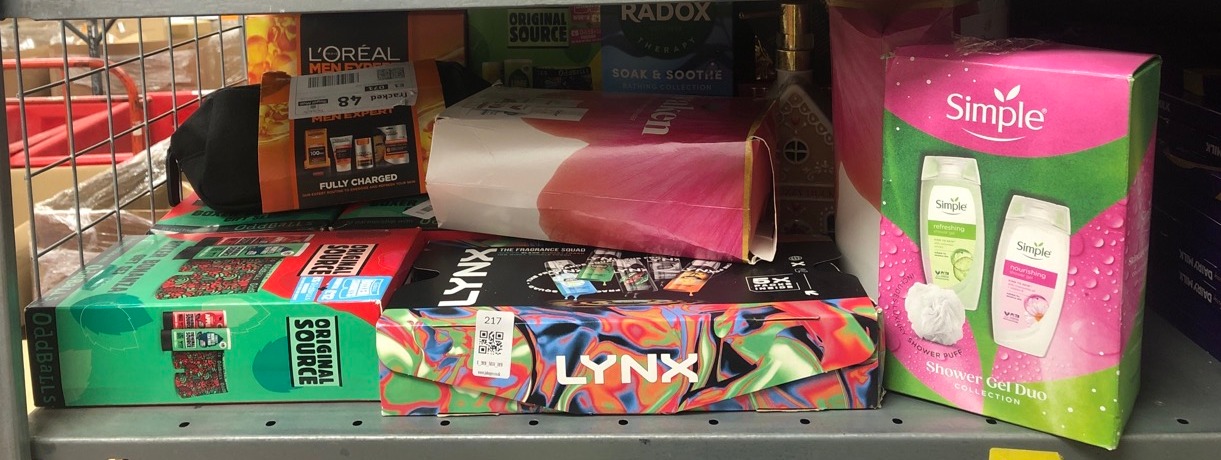 Lot 217  
            Edinburgh SR34 - Delivery Only 

                
QUANTITY OF HEALTH & BEAUTY ITEMS TO INCLUDE SIMPLE SHOWER GEL DUO COLLECTION GIF...