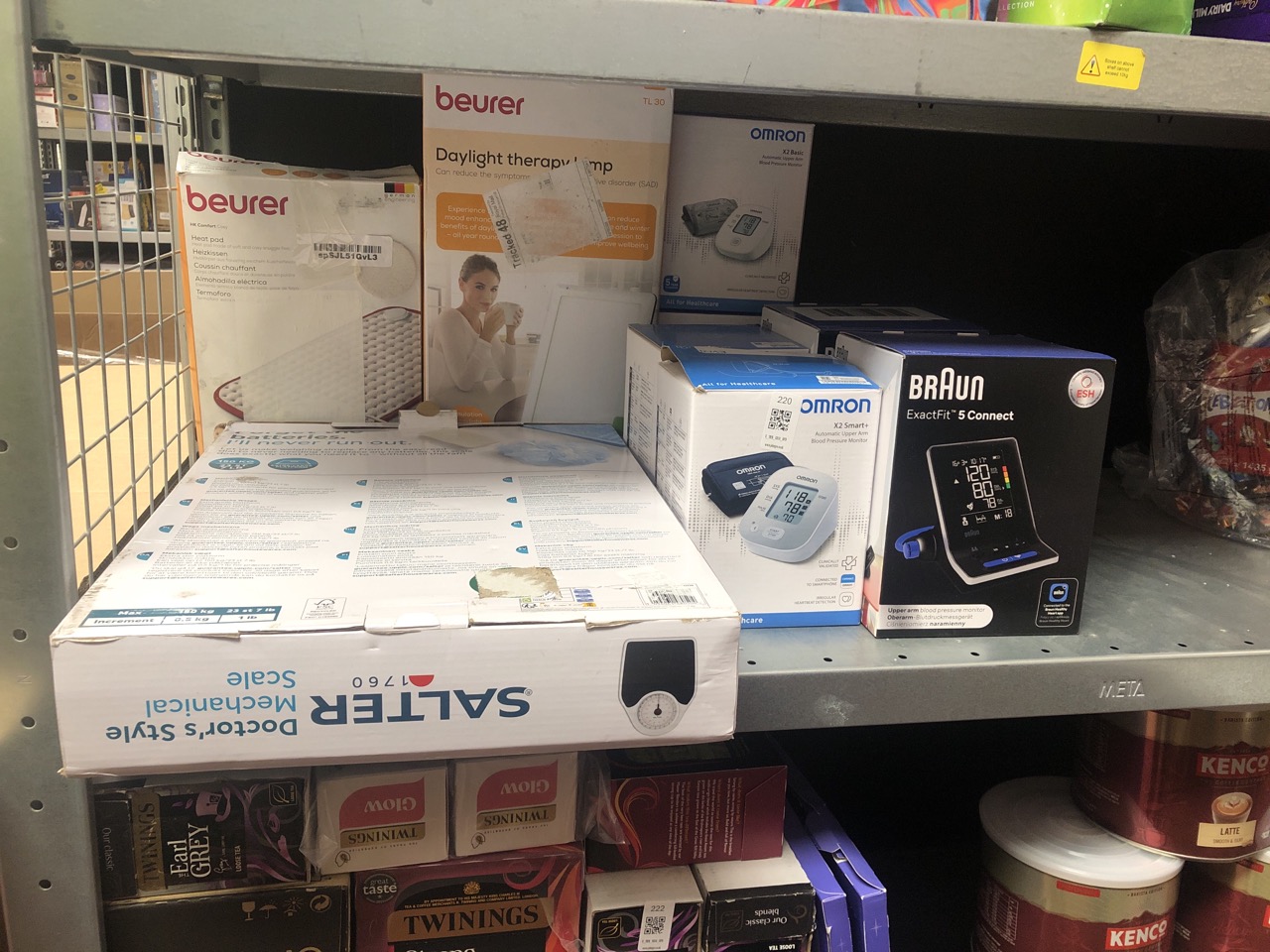 Lot 220  
            Edinburgh SR34 - Delivery Only 

                
QUANTITY OF HEALTH & BEAUTY ITEMS TO INCLUDE SALTER DOCTORS STYLE BATHROOM SCALE ...